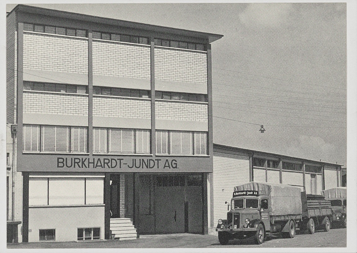 Postkarte des fertiggestellten Gebäudes mit Lastwagen
