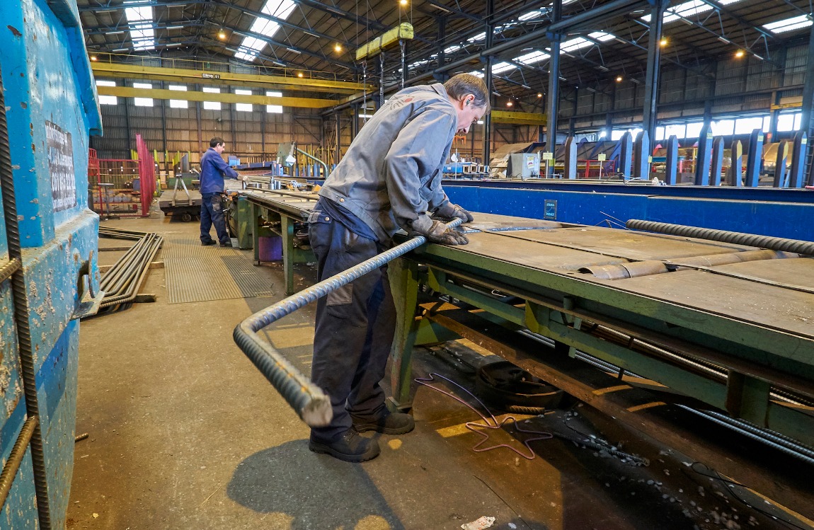 Mitarbeiter von Acifer an der Biegemaschine. (Foto: Daniel Spehr, 2015)