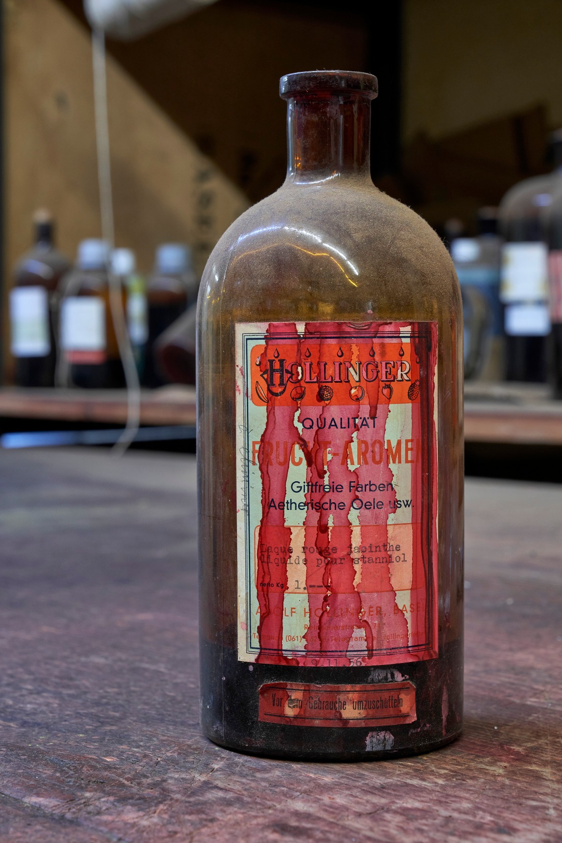 Karminrot: Die Farbe wird aus Läusen gewonnen, sie wird in Indien hergestellt. «Ein guter Artikel», sagt William Hollinger. Da es eine natürliche Farbe ist, wird sie auch in Milchprodukten eingesetzt. (Foto: Daniel Spehr, 2019)