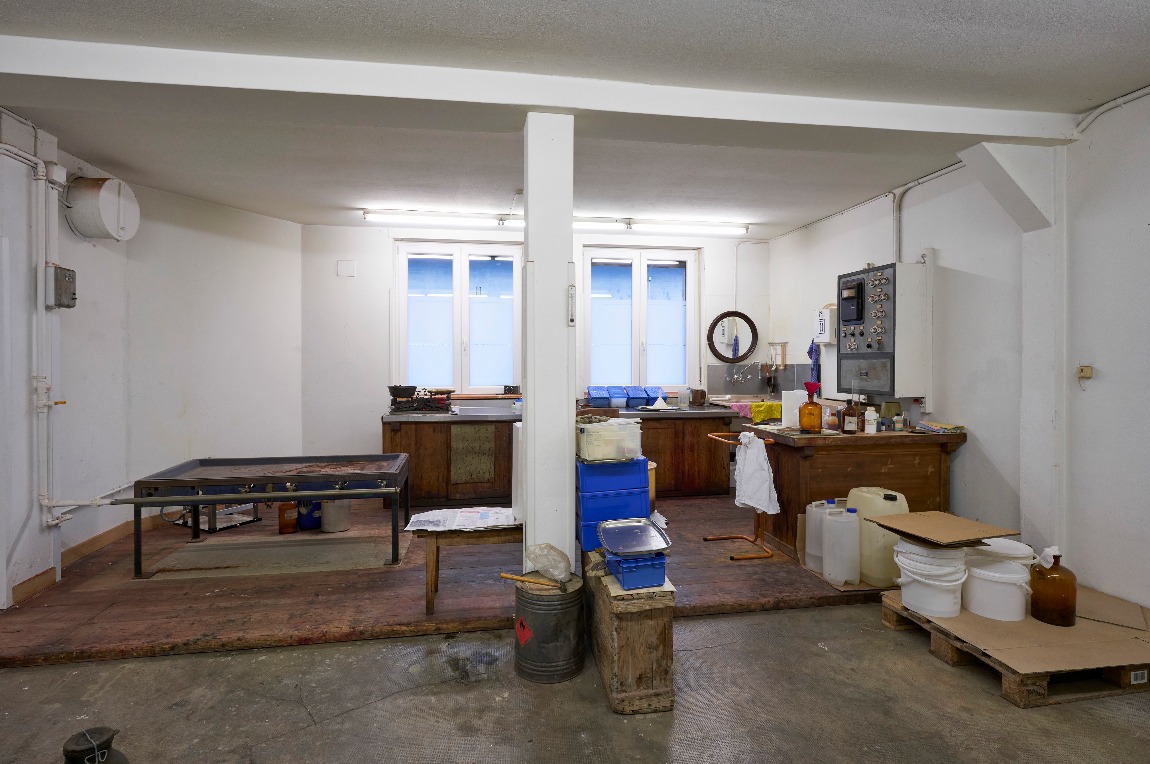 William Hollinger richtete das Labor im helleren Raum ein, in welchem vormals die Emailfritte getrocknet und verpackt worden war. (Foto: Daniel Spehr, 2019)