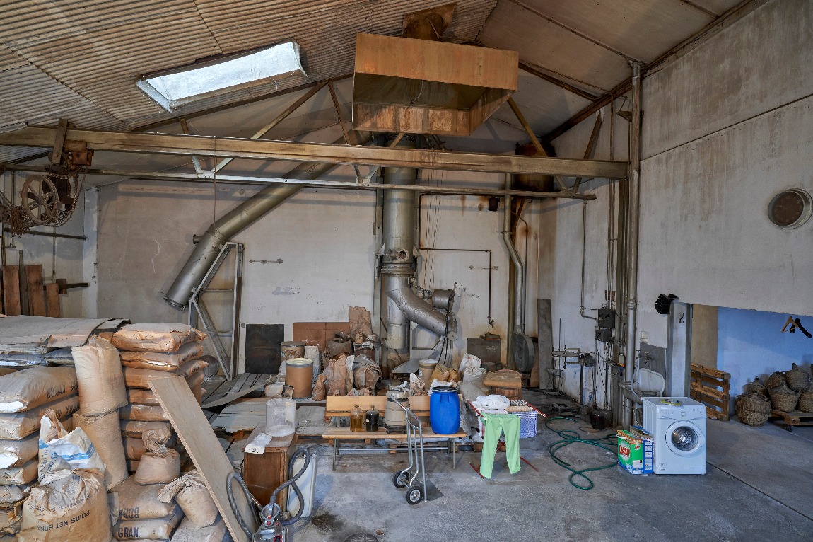 Im grössten Raum des Gebäudes befanden sich die beiden rotierenden Schmelzöfen. Die Abzüge der Öfen sind heute noch sichtbar. (Foto: Daniel Spehr, 2019)