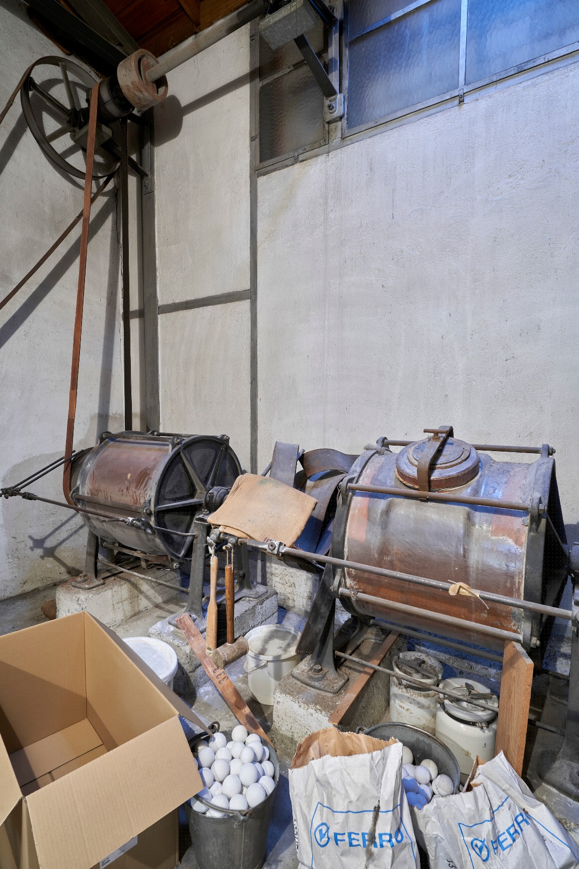 Für das Mahlen der Emailfritte stehen in einem Nebenraum zwei Mühlen, die mit Transmissionsriemen angetrieben wurden. Die Fritte wurde zwei Tage lang unter Beigabe von weissen Steatitkugeln zu einem feinen Pulver gemahlen. (Foto: Daniel Spehr, 2019)