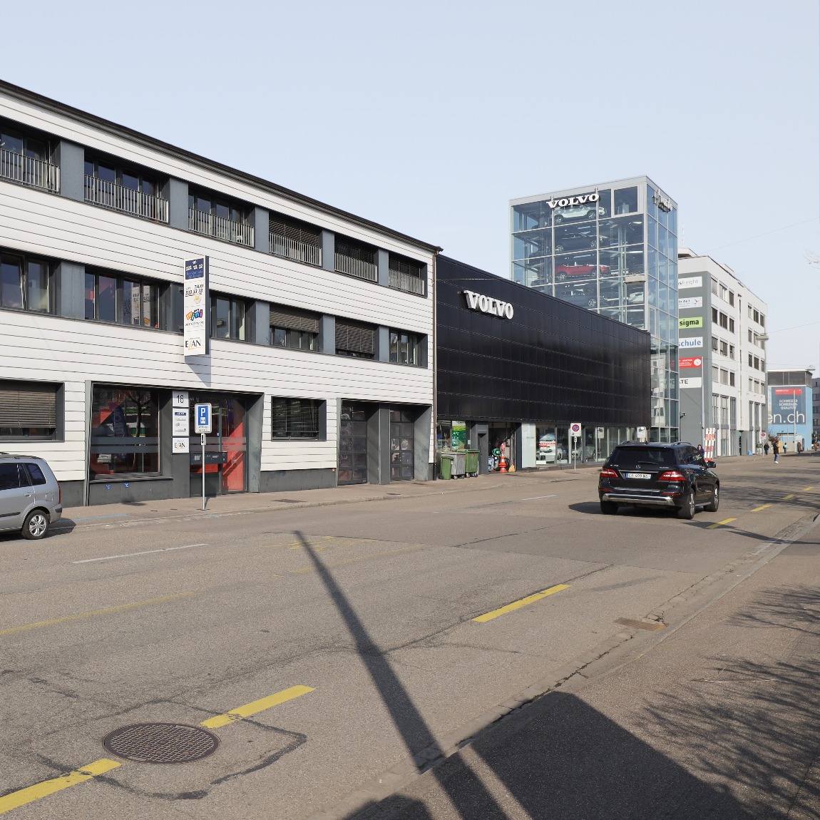 Die Zeilenstruktur des Dreispitz bleibt erhalten, während die Ränder durch Verdichtung und gemischte Nutzungen gestärkt werden. Bestehende Gebäude werden möglichst weitergenutzt und aufgestockt, prägende Bauten bleiben erhalten. Öffnungen und Kopfbauten verbessern die Vernetzung zur Stadt. Der Gleisbogen verbindet die Teilareale und führt zu neuen Grünräumen und höherer Bebauung an Dornacherstrasse und Leimgrubenweg.