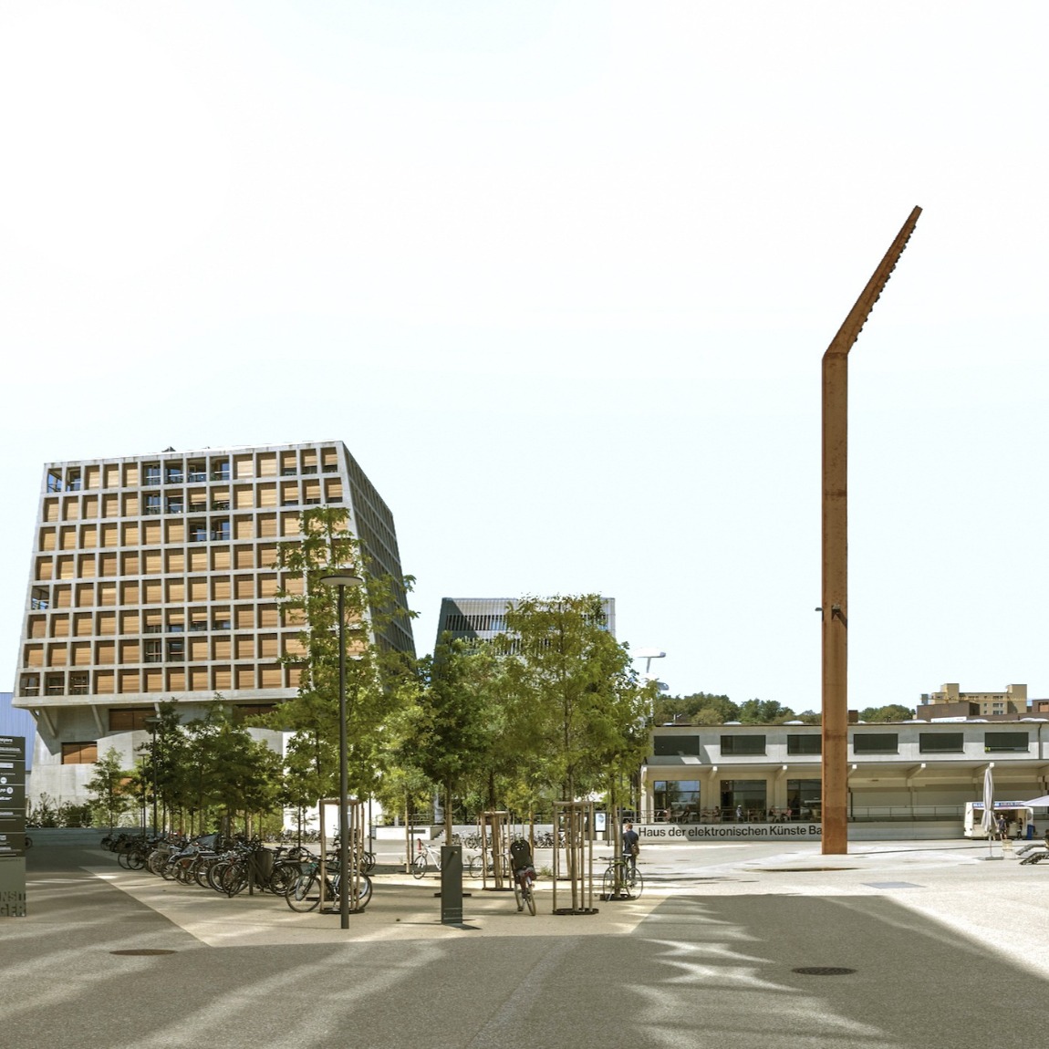 Mit dem Quartierplan Kunstfreilager wurde der erste grosse Transformationsschritt gemacht. Zukünftig geplant sind klima- und qualitätssteigernde Massnahmen am Freilagerplatz, weniger Pflichtparkplätze, mehr Ausnutzung für künftige Verdichtung, eine Passerelle zu den Merian Gärten, bessere Veloverbindungen sowie eine optimierte öV-Anbindung durch eine neue Tramhaltestelle.