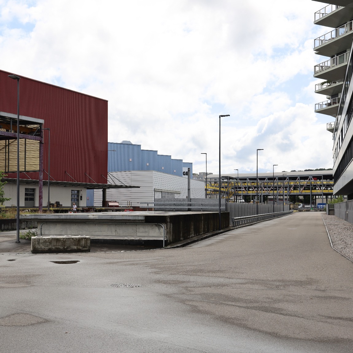 Das Ruchfeldquartier bildet die Verbindung zwischen Dreispitz und Münchenstein Nord und eignet sich als gut angebundenes, autoarmes Wohnquartier für vielfältige Zielgruppen. Gewerbe und soziale Angebote im Erdgeschoss ergänzen die Nachbarschaft. Begrünung und klimatische Massnahmen erhöhen die Aufenthaltsqualität. Verbesserte Fuss- und Veloverbindungen sowie ein neuer MIV-Anschluss entlang der Emil-Frey-Strasse sind vorgesehen.