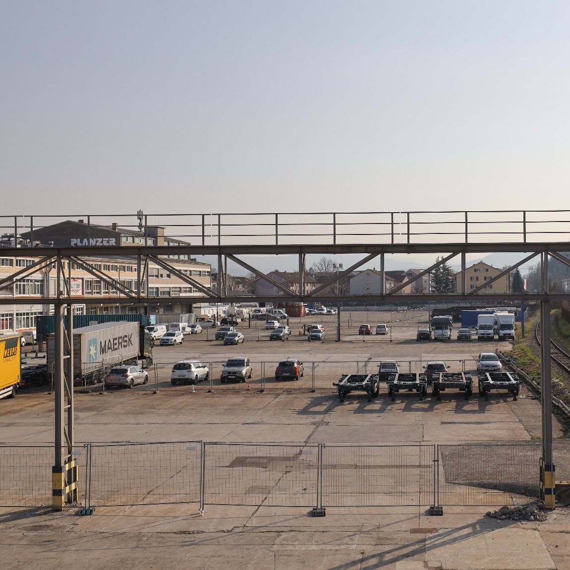 Das Quartier ist geprägt durch die Kranbahn und die innere Frankfurt-Strasse. Staffelgebäude von 20–30 m, eine begrünte Ruchfeldstrasse und ost-west-orientierte Bauten sorgen in Zukunft für gute Durchlüftung; Fassaden und Dächer sind begrünt und mit PV ausgestattet. Die Erschliessung erfolgt über Tram und neue Bushaltestellen sowie einen verbesserten Strassenanschluss nach Süden. Parkierung liegt primär auf den Baurechtsparzellen, ergänzt durch ein Besucherparkhaus.