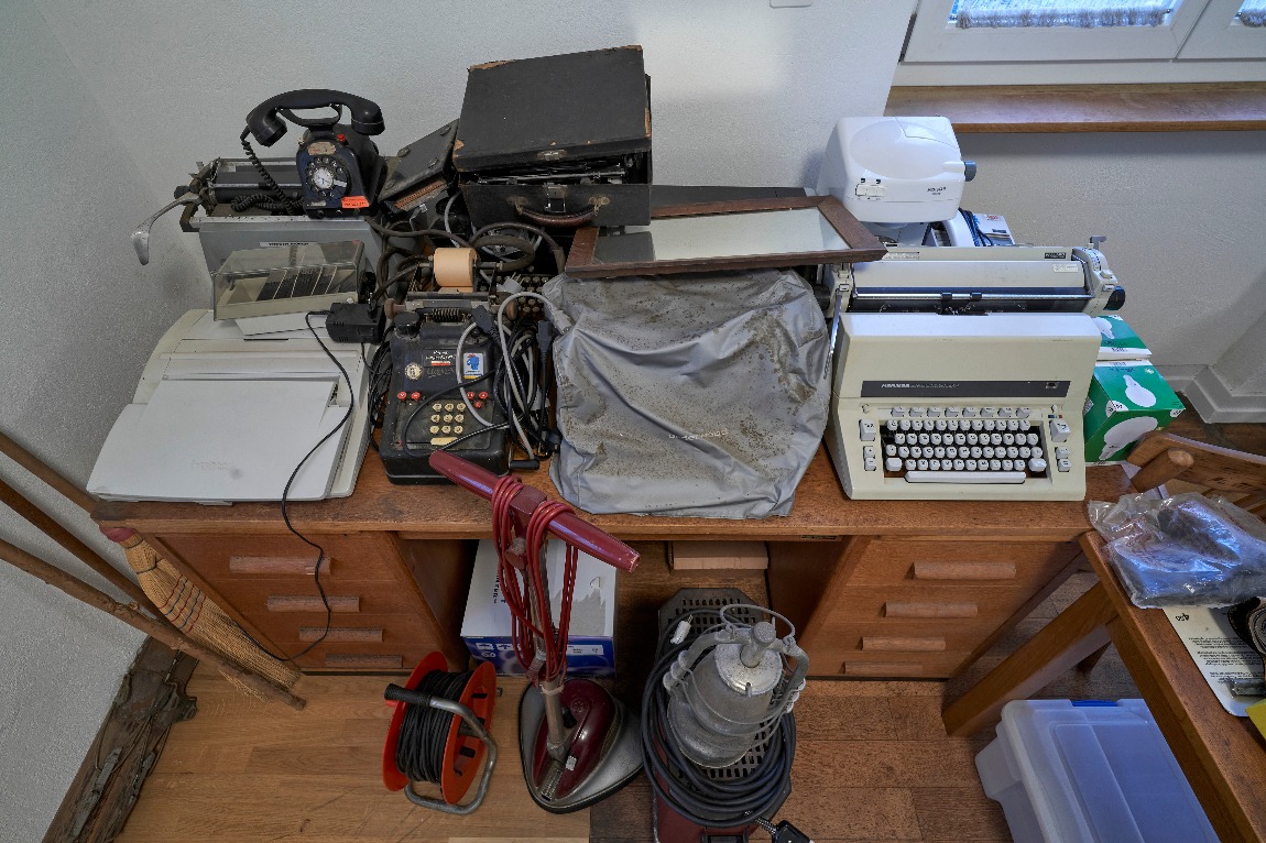 85 Jahre Bürotechnologie auf einem Tisch: von der Schreibmaschine zur Diskette. (Foto: Daniel Spehr)
