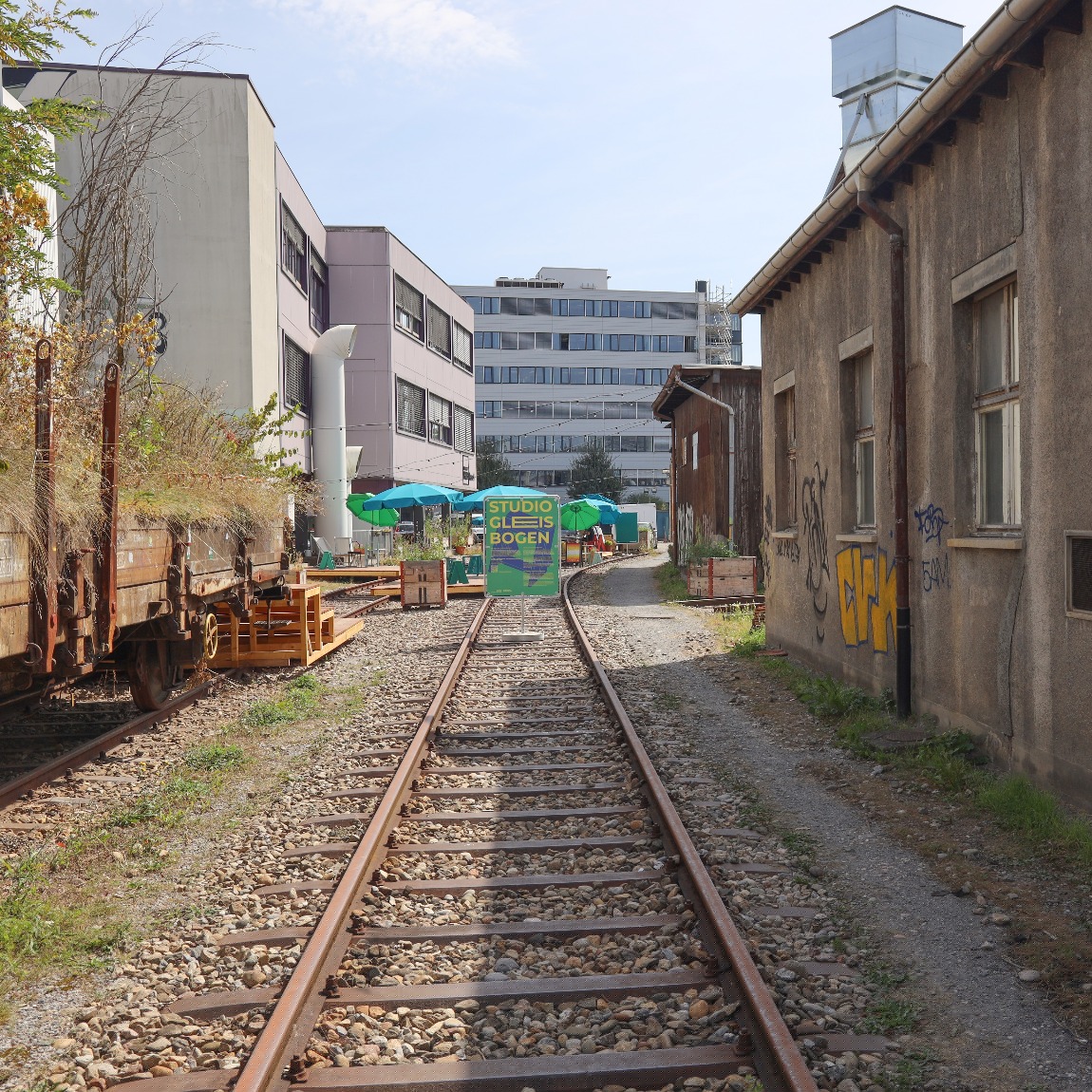 Dreispitz Mitte ist das pulsierend Zentrum des Dreispitz. Mit seinen charakteristischen Gebäuden, Zeitzeugen der ursprünglichen Lagertypologie, bietet es viel Platz für Zwischennutzungen durch «Pioniere», die das Quartier sukzessive erobern.