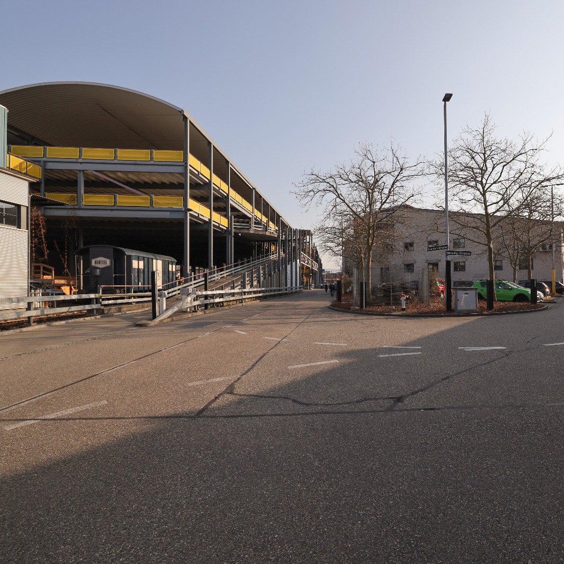 Nach Abschluss des Projekts Uni-Quartier richtet die CMS die Planung für Ruchfeld West neu aus. Das rund 36'000 m² grosse Areal umfasst etwa sieben Prozent des Dreispitz und beinhaltet CMS-Betriebsgebäude, die Transbona-Halle, das Parking Ruchfeld sowie ein Logistikgebäude der Baurechtsnehmerin SPSI.