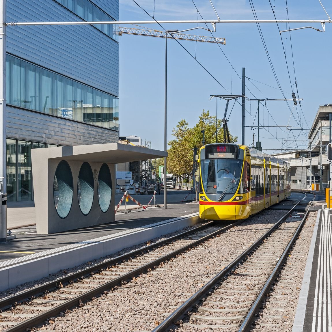 Durch die Umnutzung der Bahngleise wird die CMS bald und mit einfachsten Mitteln eine neue, attraktive Transversale für den Langsamverkehr schaffen. Die geplanten neuen Wohnquartiere sind bereits heute optimal an den ÖV angebunden. Der motorisierte Verkehr soll trotz Verdichtung nicht proportional wachsen.