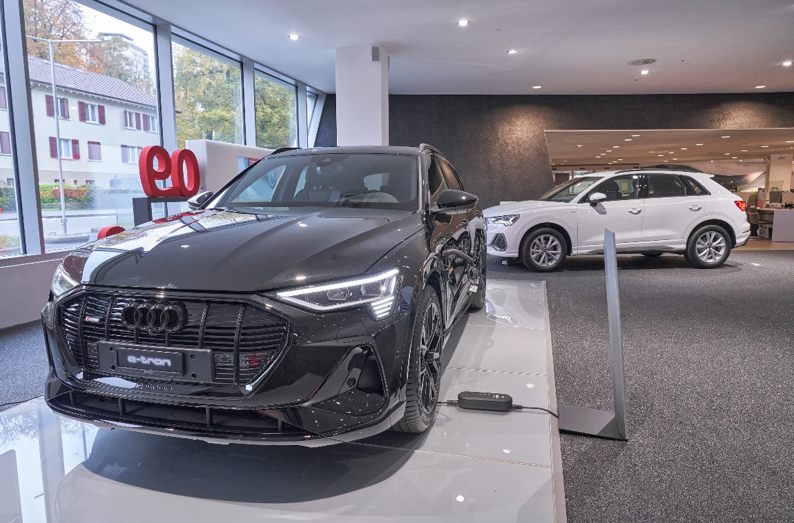 Die neuen im Showroom der AMAG ausgestellten E-tron Modelle von Audi funktionieren mit rein batterieelektrischem Antrieb. (Foto: Daniel Spehr, 2021)