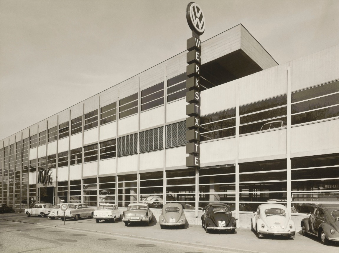 Im Jahr 1965 war der Bau an der Reinacherstrasse fertiggestellt. Die VW-Käfer gehörten weiterhin zu den beliebtesten Autos. (Archiv AMAG)