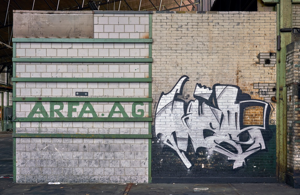 Im Jahr 2016 standen die Räumlichkeiten der ARFA bereits leer. Der Eingang zu einer Lagerhalle erinnert noch an die Firma. (Foto: Daniel Spehr, 2017)