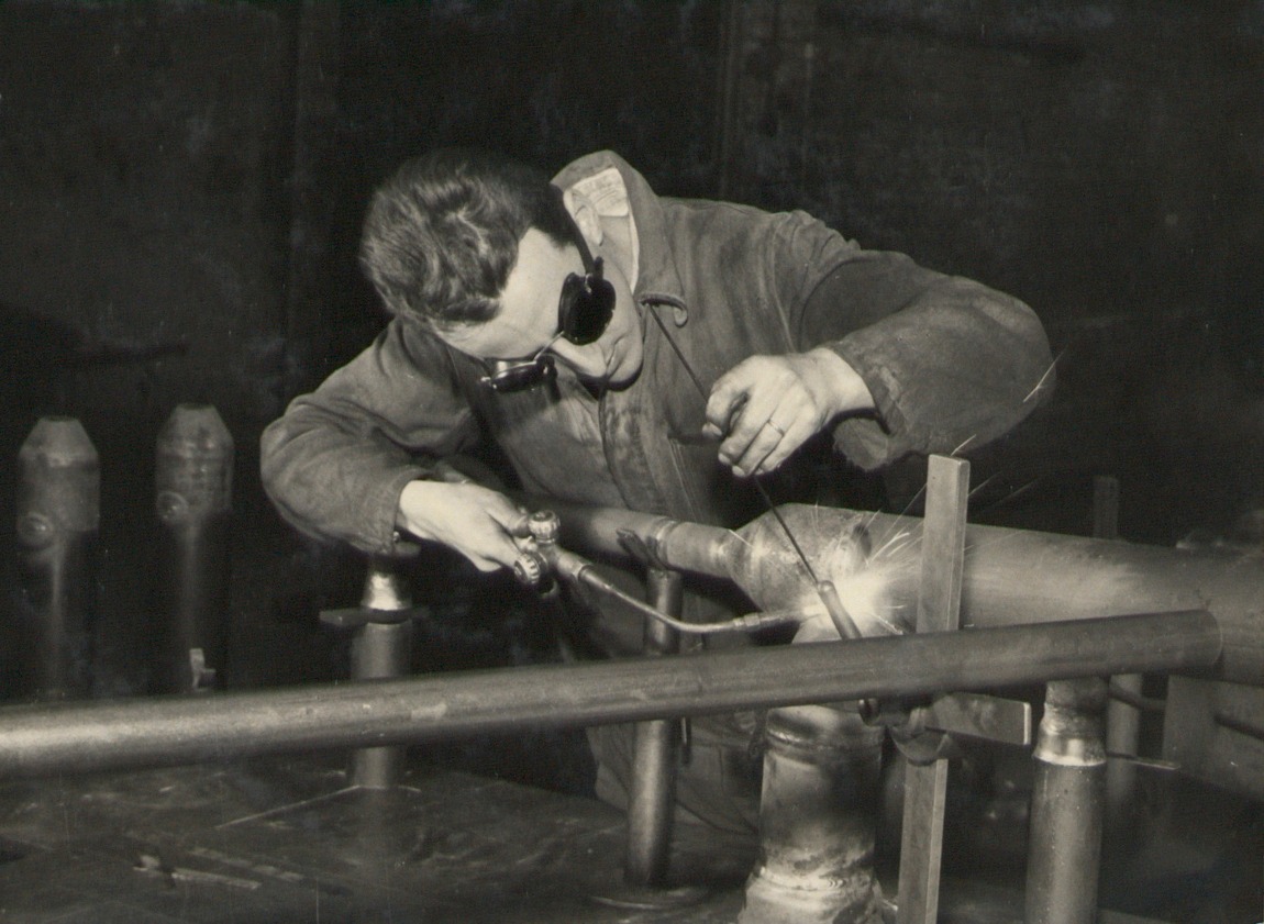1966 war die Entwicklung eines Kunststoffüberzugs für Abflussleitungen vollendet. Auf diesem aus dem Privatbesitz eines Mitarbeiters stammenden Foto appliziert ein Mitarbeiter die Ferroplast-Beschichtung.