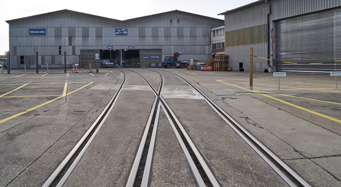 Das Produktionsgebäude von Debrunner Acifer, davor die Eisenbahnschienen, die direkt in die Halle führen. (Foto: Daniel Spehr, 2015)