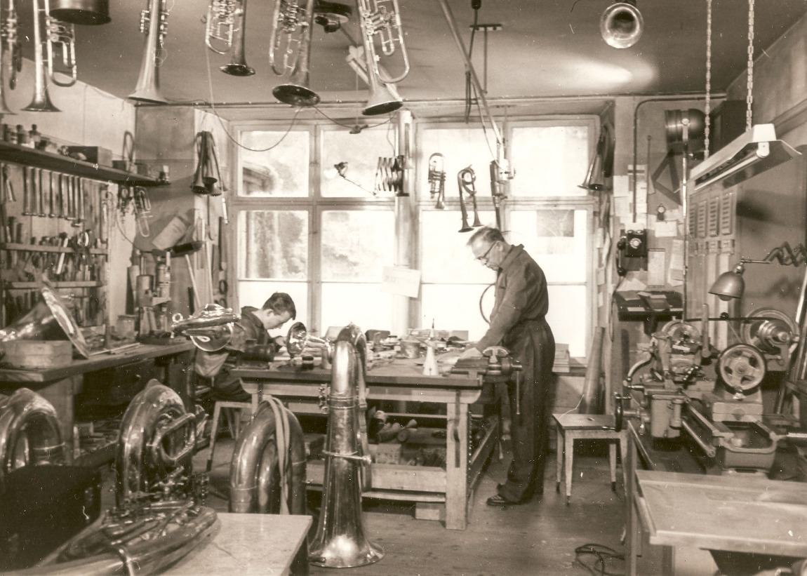 Adolph und Rainer Egger in der Werkstatt an der Wallstrasse um 1965. (Archiv Egger GmbH)