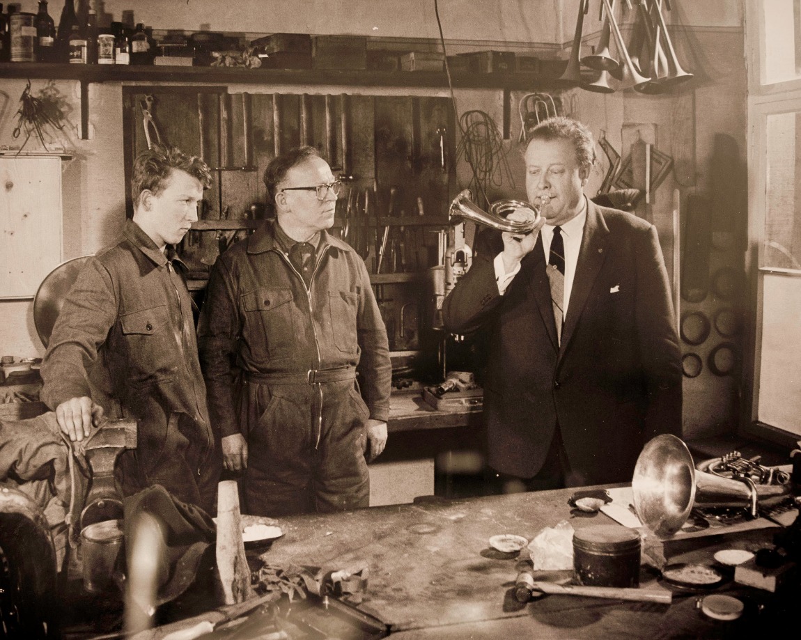 Rainer und Adolph Egger mit Paul Spörri, Solotrompeter der Berliner Philharmoniker und später des Basler Sinfonieorchesters. (Archiv Egger GmbH)