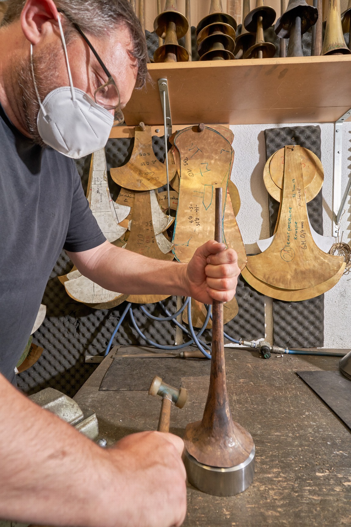 Zwischen den einzelnen Arbeitsgängen des Aushämmerns wird das Schallstück ausgeglüht, um Rissbildungen im Blech zu vermeiden. (Foto: Daniel Spehr, 2021)