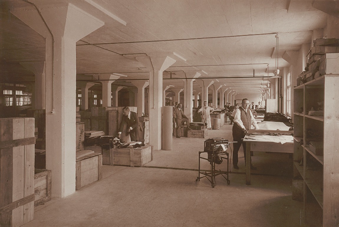 Einblick in die Räume der Leder-Import AG um 1925. (Archiv CMS)