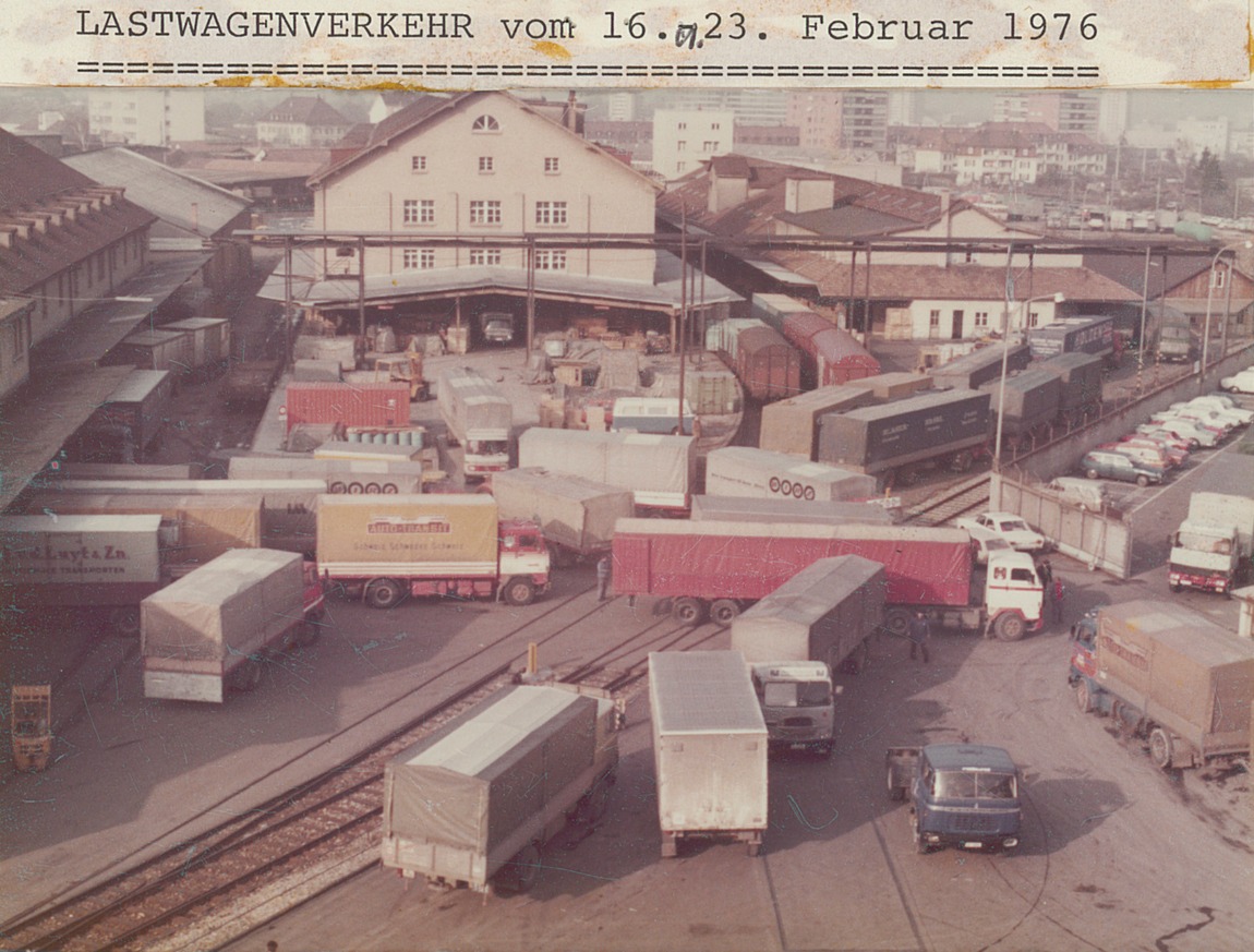 Lastwagenverkehr im Freilager, Februar 1976. Fotografiert vom Dach des Transitlagers aus. (Fotograf unbekannt, Archiv CMS)