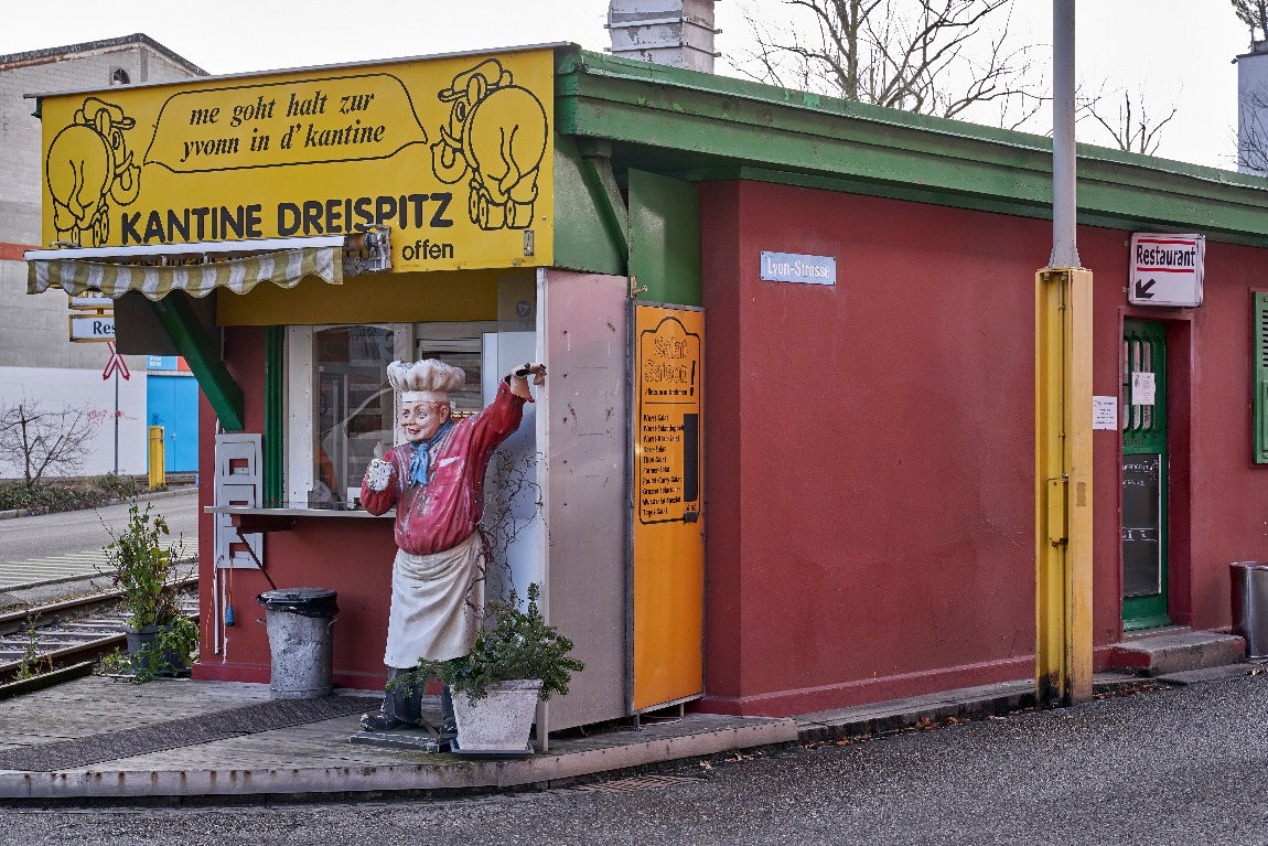 Die Kantine Dreispitz befindet sich mitten im Dreispitz-Areal an der Ecke Lyon-Strasse und Frankfurt-Strasse. (Foto: Daniel Spehr 2020)