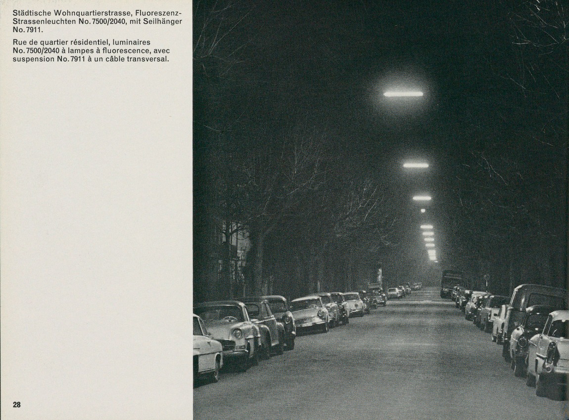 Fluoreszenz-Strassenleuchten in einer Quartierstrasse. Bild aus: Katalog