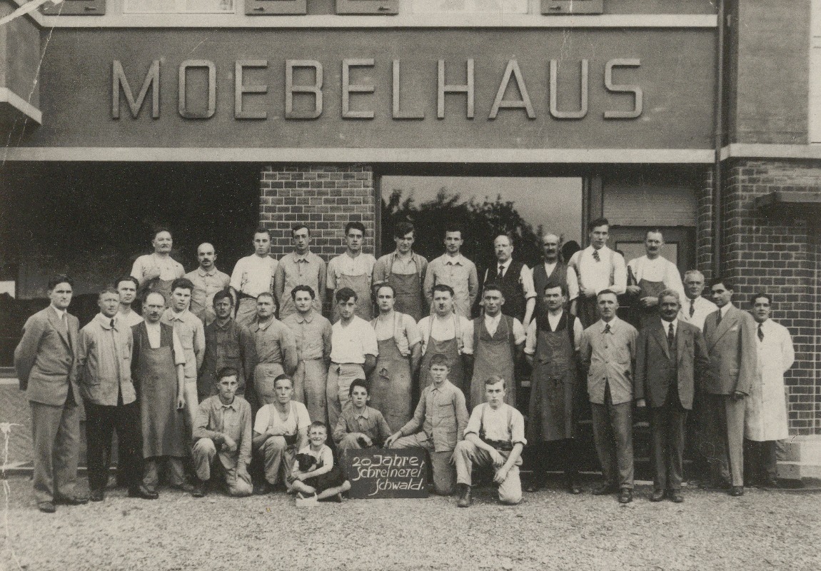 1931 wurde das 20. Firmenjubiläum in Pratteln gefeiert. Ganz links: Otto und sein älterer Bruder Gustav Schwald. (Archiv Schwald Fenster AG) 