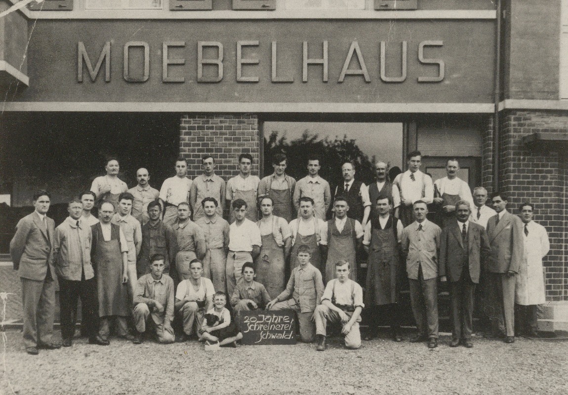 1931 wurde das 20. Firmenjubiläum in Pratteln gefeiert. Ganz links: Otto und sein älterer Bruder Gustav Schwald. (Archiv Schwald Fenster AG)