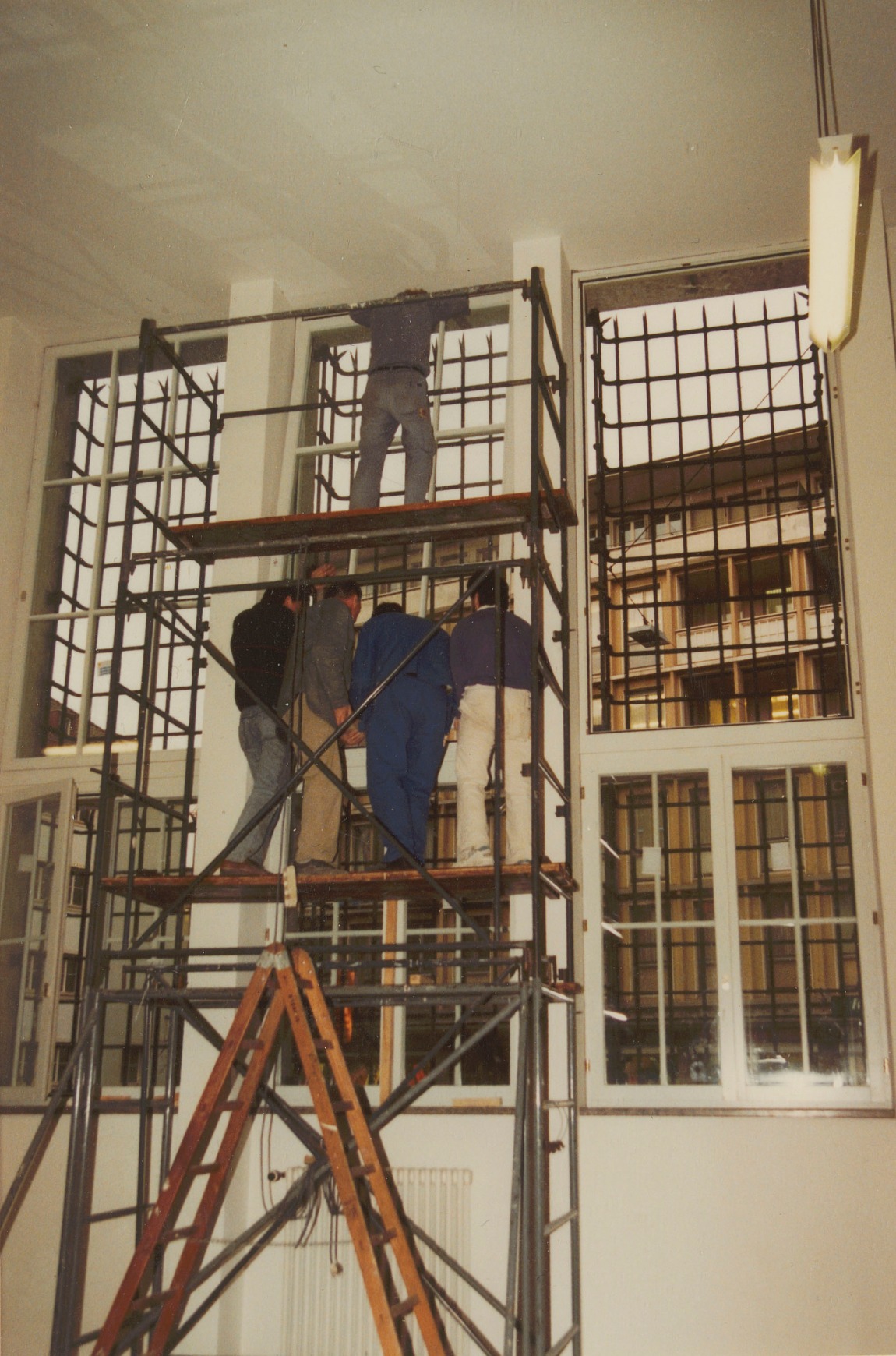 Als 1992 die Fenster im Kunstmuseum ersetzt wurden, war ein Team von fünf Leuten im Einsatz. (Archiv Schwald Fenster AG)
