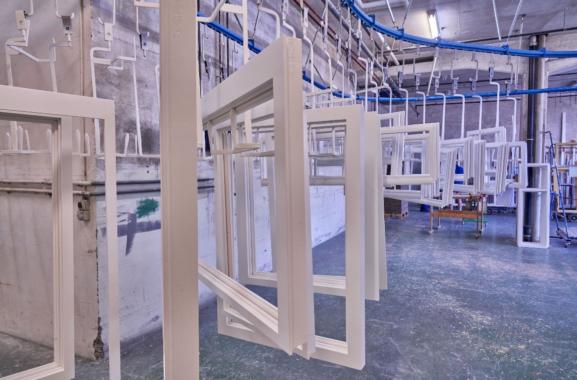 Die Fensterrahmen werden zum Trocknen aufgehängt. (Foto: Daniel Spehr 2021)