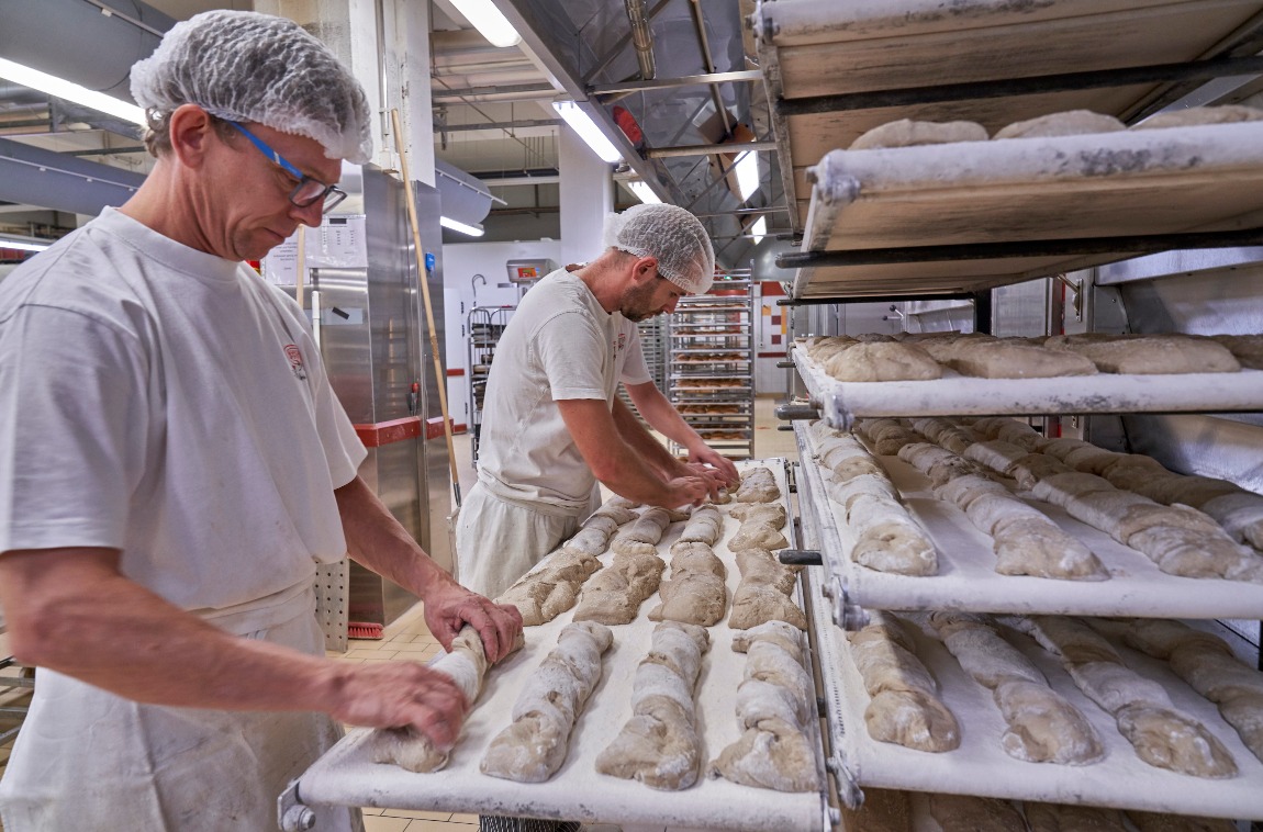 Die «Paillasse»-Brote werden alle von Hand gedreht, bevor sie in den Ofen kommen. (Foto: Daniel Spehr)