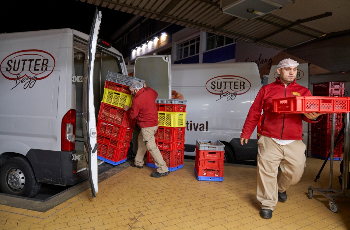 Die Mitarbeitenden der Speditionsabteilung verladen die Ware und fahren anschliessend die vorgegebenen Touren durch die Region. (Foto: Daniel Spehr)