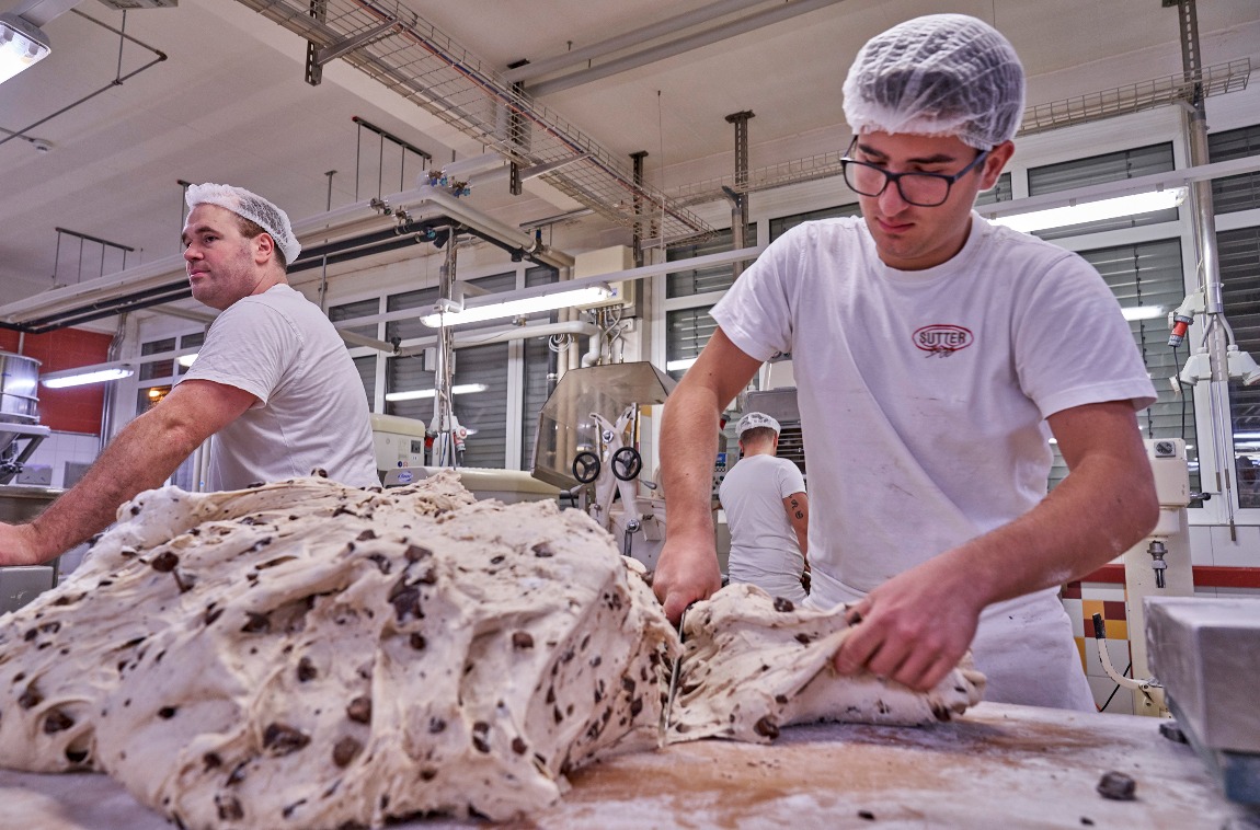 Der «Schoggiweggli»-Teig wird in der Feinbäckerei im ersten Stock portioniert. (Foto: Daniel Spehr)
