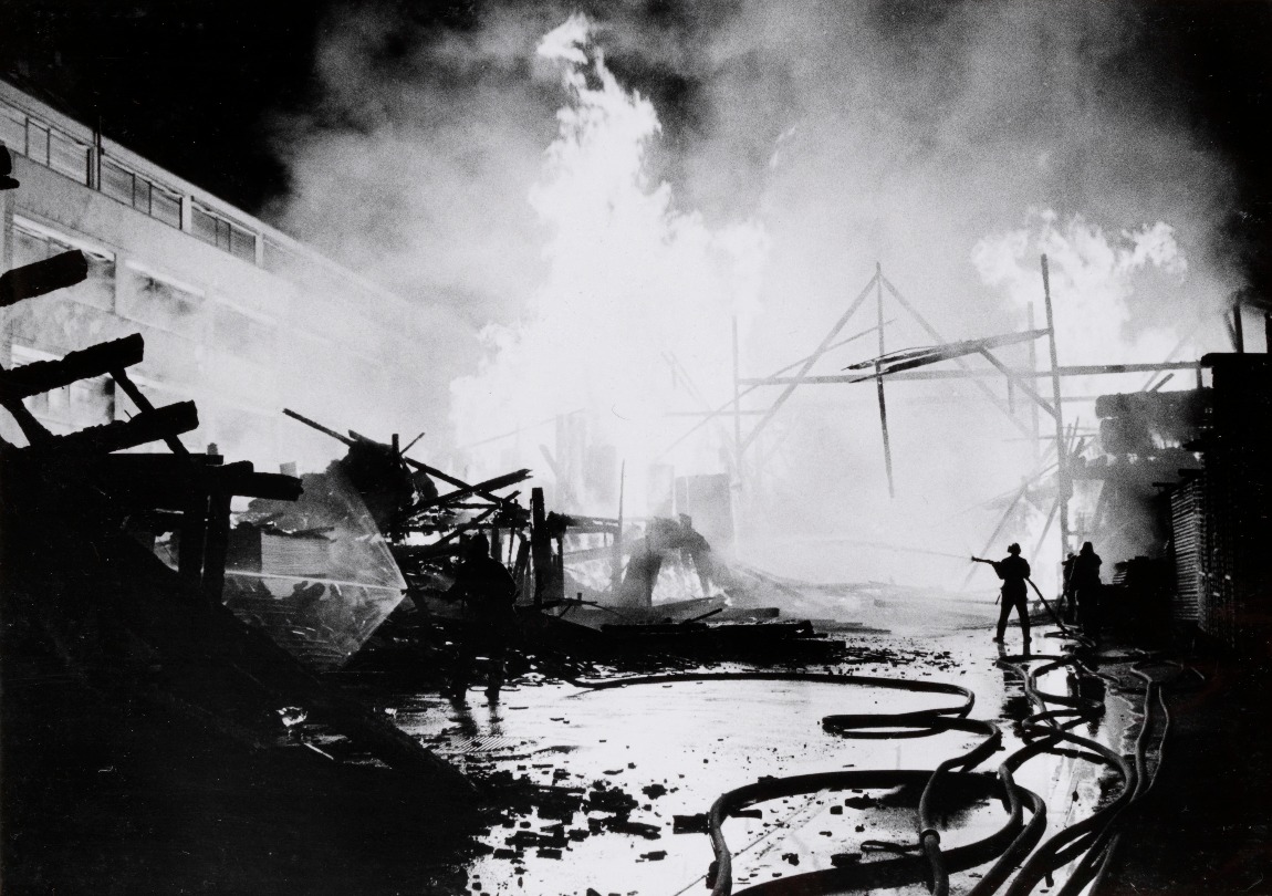 In einem kleinen Wagenschuppen wurde ein Feuer gelegt, welches fast die Hälfte der Lagerhallen der Thüring AG zerstörte. (Foto aus dem Privatbesitz der Thüring AG aus dem Jahr 1975)