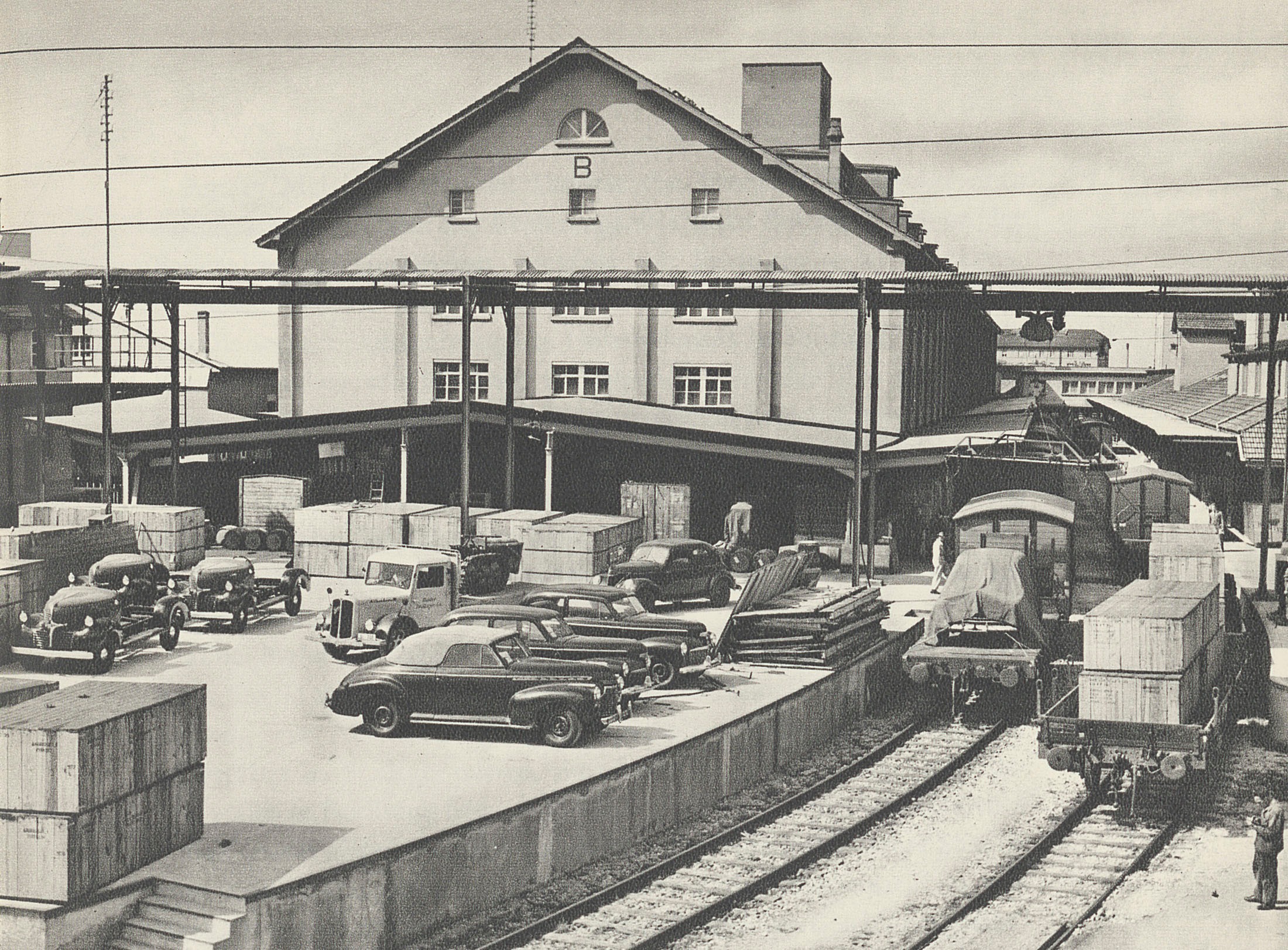 Gebäude B der Freilager AG um 1947 mit Rampe und Laufkran. (Archiv CMS)