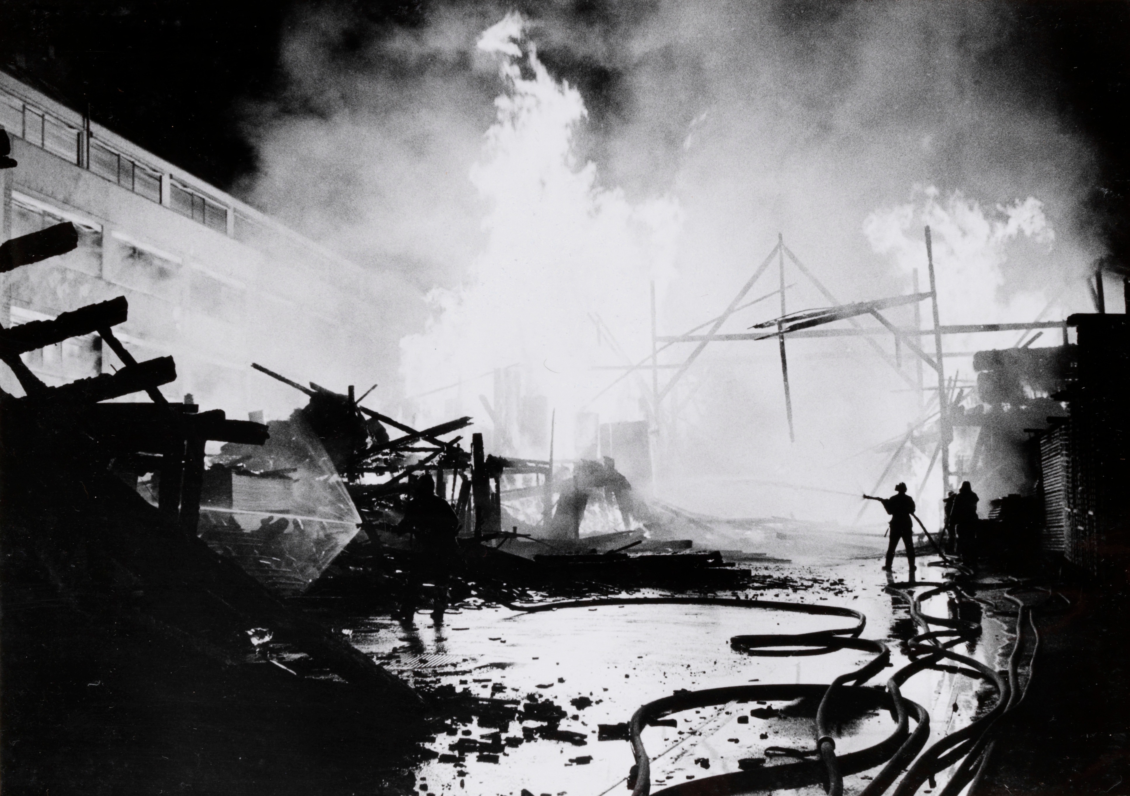 In der Nacht vom 15. auf den 16. August 1975 brach an der Reinacherstrasse 111 ein Grossbrand aus. (Foto aus dem Privatbesitz der Thüring AG aus dem Jahr 1975)