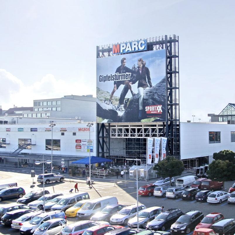 Dreispitz Nord reagiert auf vielfältige Entwicklungsbedürfnisse: Drei Hochhäuser schaffen Raum für Wohnen, Arbeiten und Grün und markieren das östliche Stadttor. Stadthäuser verbinden das Gundeli, während die verlängerte Güterstrasse eine attraktive Verbindung für Fuss- und Veloverkehr bietet.